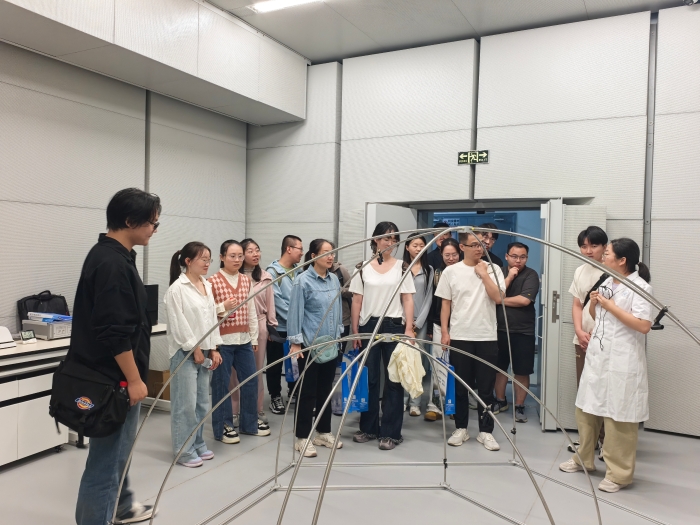 圖為醫(yī)療器械生產(chǎn)經(jīng)營企業(yè)、蘭州大學(xué)師生代表現(xiàn)場參觀了解醫(yī)療器械檢驗(yàn)檢測儀器設(shè)備和工作流程。     馮媛攝