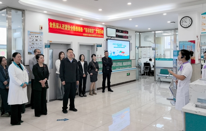 圖為學員赴長春市二道區(qū)長青社區(qū)衛(wèi)生服務(wù)中心觀摩醫(yī)療機構(gòu)藥房規(guī)格化建設(shè)情況。