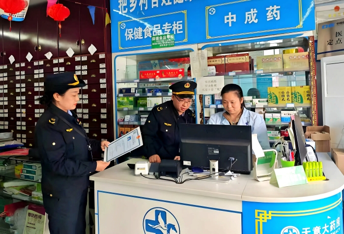 圖為10月22日，該局監(jiān)管人員在一家藥店通過核查處方，檢查執(zhí)業(yè)藥師是否在崗履職