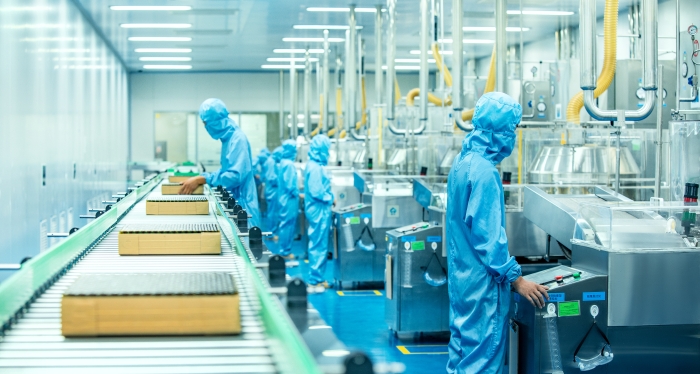 數(shù)字賦能高質(zhì)量生產(chǎn)，圖為揚(yáng)子江藥業(yè)集團(tuán)生產(chǎn)車間。