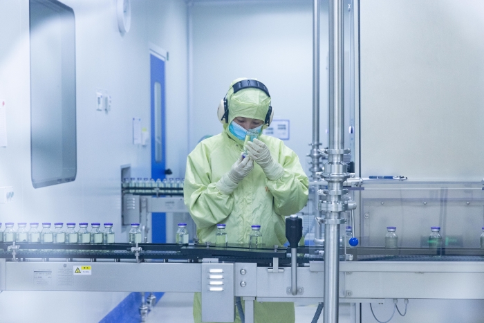 揚(yáng)子江藥業(yè)集團(tuán)把質(zhì)量要求落實(shí)到藥品生產(chǎn)管理的各個(gè)環(huán)節(jié)，圖為生產(chǎn)車間員工檢查產(chǎn)品包裝情況。