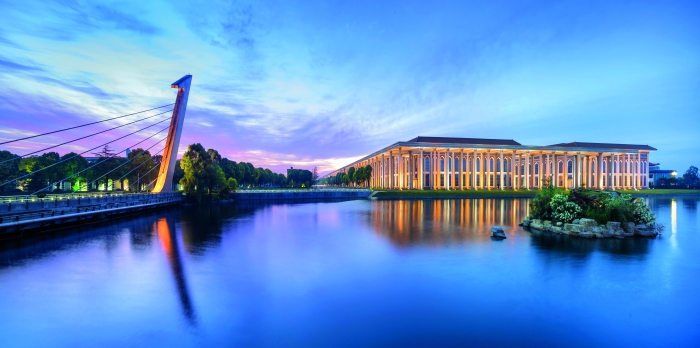 揚(yáng)子江藥業(yè)集團(tuán)關(guān)注消費(fèi)者、用戶、員工、社區(qū)、環(huán)境等利益相關(guān)方的訴求，將ESG理念融入公司經(jīng)營(yíng)管理實(shí)踐，圖為集團(tuán)廠區(qū)一角。