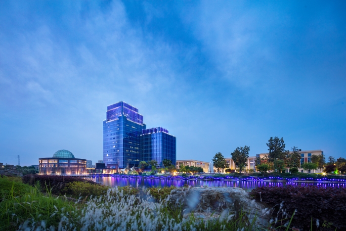 揚(yáng)子江藥業(yè)集團(tuán)堅(jiān)持守正創(chuàng)新，高質(zhì)量推進(jìn)新藥研發(fā)，圖為集團(tuán)藥物研究院大樓。