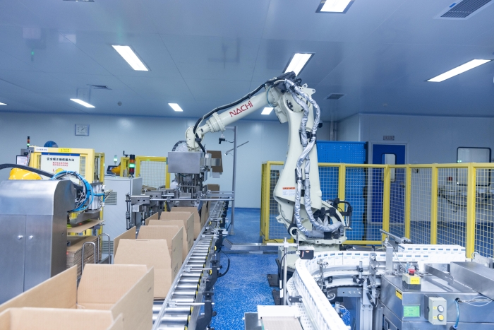 自動(dòng)化推動(dòng)中國(guó)“智”藥，圖為揚(yáng)子江藥業(yè)集團(tuán)自動(dòng)化生產(chǎn)線。