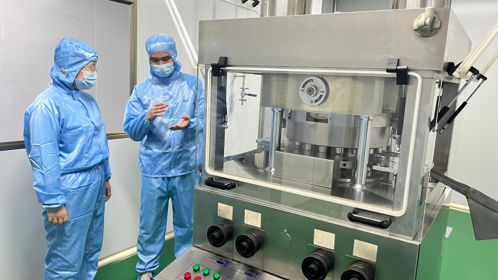 廣西藥監(jiān)局技術(shù)專家到瑤浴粉生產(chǎn)企業(yè)進(jìn)行技術(shù)指導(dǎo) 2