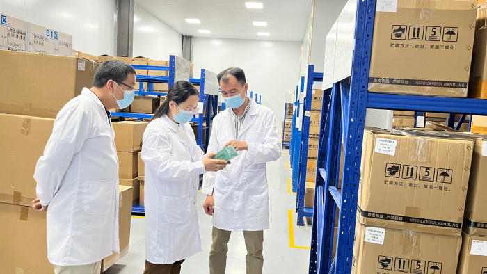 廣西藥監(jiān)局技術(shù)專家到瑤浴粉生產(chǎn)企業(yè)進(jìn)行技術(shù)指導(dǎo)