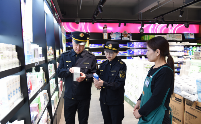 圖為1月30日，開(kāi)封市市場(chǎng)監(jiān)管局執(zhí)法人員在一家商超化妝品專(zhuān)柜檢查標(biāo)簽標(biāo)識(shí)是否規(guī)范完整。