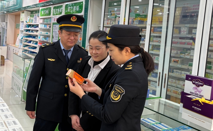圖為2月4日，該局執(zhí)法人員在一家連鎖超市檢查藥品陳列情況。（王悅 攝）