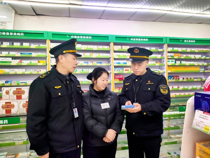 圖為2月4日，執(zhí)法人員在一家藥店通過標簽標識核查藥品質(zhì)量