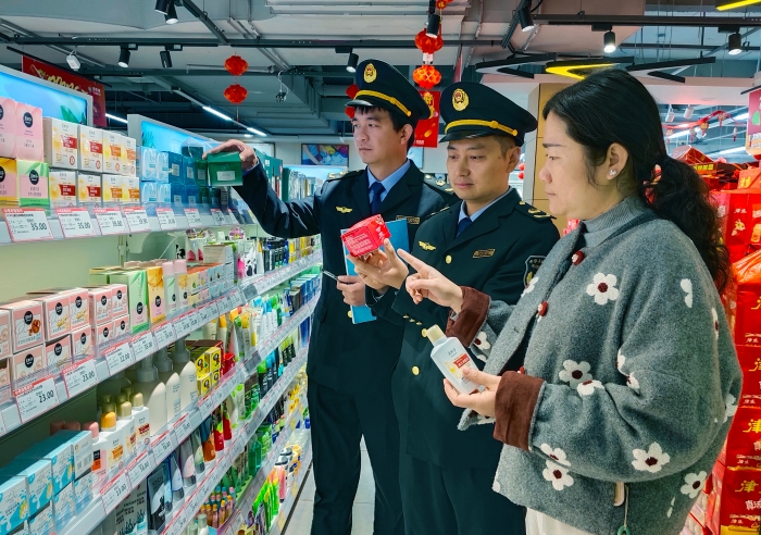 江西于都：專項(xiàng)檢查冬季化妝品 (1)