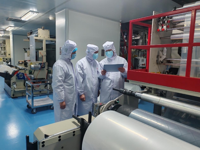 圖為第三分局執(zhí)法人員在一家藥包材生產(chǎn)企業(yè)車間現(xiàn)場檢查。（許馨寧 攝）