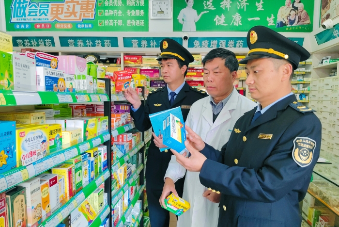 圖為執(zhí)法人員在疫苗接種單位進行檢查。