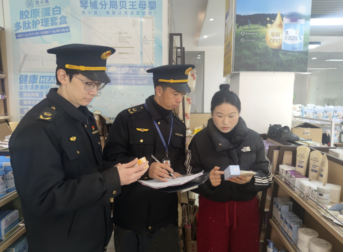 圖為執(zhí)法人員在一家母嬰用品店檢查幼兒護(hù)膚品注冊(cè)備案情況。（鄢國(guó)卿 攝）
