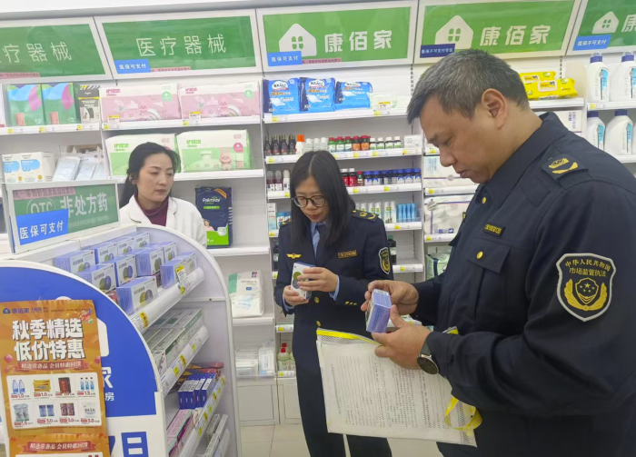 圖為該局執(zhí)法人員在一家藥店檢查藥品質(zhì)量。