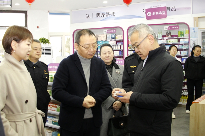 圖為陜西省藥監(jiān)局黨組書記、局長馮鋒（右一）一行在零售藥店現(xiàn)場檢查藥品質(zhì)量管理措施落實情況。（賀一辰攝）