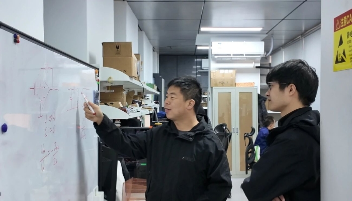 圖為芯智達(dá)的研發(fā)人員在討論。