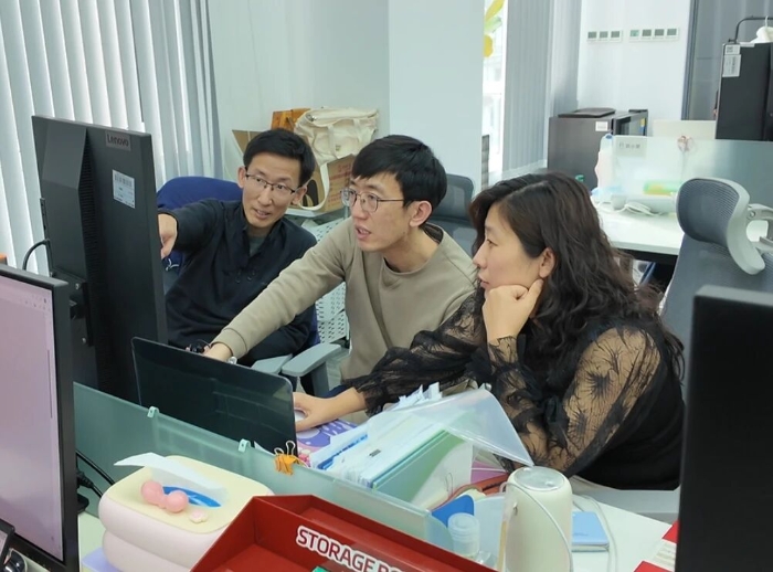 圖為智冉醫(yī)療的工作人員在討論。