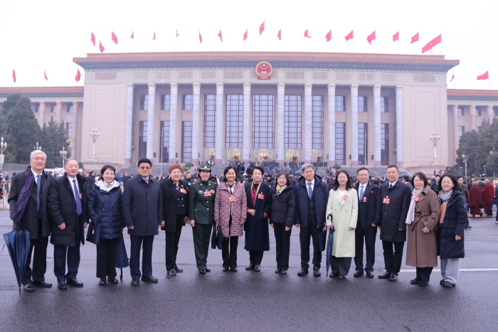 圖為3月4日下午，全國政協(xié)十四屆四次會議在北京人民大會堂開幕。全國政協(xié)醫(yī)衛(wèi)界部分委員步入會場前合影留念。 (記者李易真 攝)