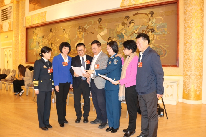 3月5日下午，全國政協(xié)十四屆四次會議舉行小組會議，審議政協(xié)常委會工作報告和提案工作情況的報告。圖為全國政協(xié)醫(yī)衛(wèi)界部分委員在小組會議上討論報告。（記者李易真 攝）