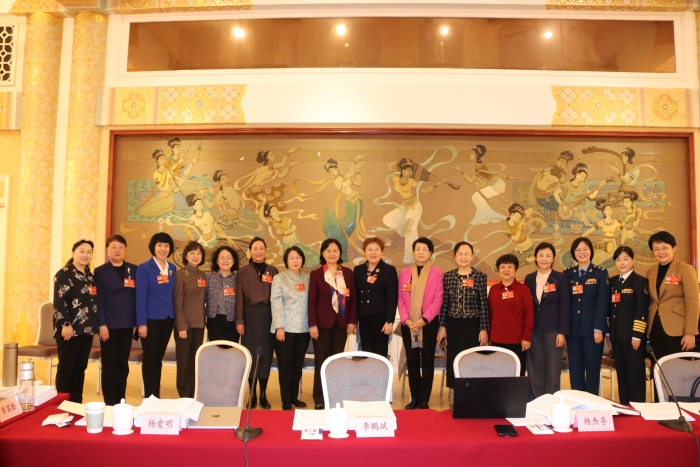 3月6日上午，全國政協(xié)十四屆四次會議舉行小組會議，討論政府工作報告、審議政協(xié)常委會工作報告。圖為全國政協(xié)醫(yī)衛(wèi)界部分女委員在會議休息期間合影。（記者李易真 攝）