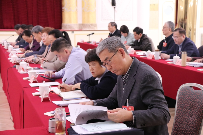 3月6日上午，全國政協(xié)十四屆四次會議舉行小組會議，討論政府工作報告、審議政協(xié)常委會工作報告。圖為全國政協(xié)醫(yī)衛(wèi)界部分委員在會議休息期間討論報告。（記者李易真 攝）