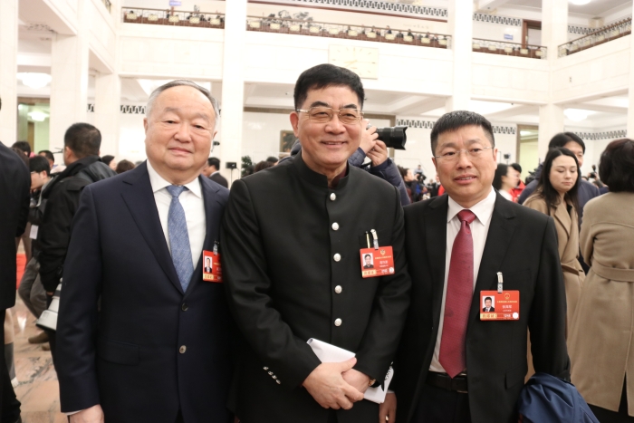 3月5日，十四屆全國人大四次會議在京開幕。全國人大代表、山東百多安醫(yī)療器械股份有限公司首席科學(xué)家張海軍，全國政協(xié)委員、中國科學(xué)院院士、復(fù)旦大學(xué)附屬中山醫(yī)院心內(nèi)科主任葛均波等人在步入人民大會堂后合影留念。