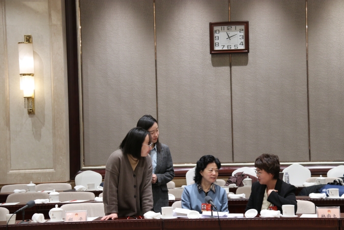 3月7日上午，十四屆全國人大四次會議北京市代表團舉行代表小組會議，審查計劃報告和草案、預(yù)算報告和草案。當天上午會議結(jié)束后，全國人大代表，北京金象復(fù)星醫(yī)藥股份有限公司白塔寺藥店總藥劑師、執(zhí)業(yè)藥師張海鷗與部分代表、媒體仍在繼續(xù)討論。