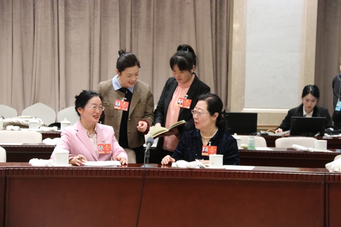 3月7日上午，十四屆全國人大四次會議北京市代表團舉行代表小組會議，審查計劃報告和草案、預(yù)算報告和草案。當天上午會議結(jié)束后，全國人大代表、北京婦產(chǎn)醫(yī)院內(nèi)分泌科主任阮祥燕與部分代表仍在繼續(xù)討論。