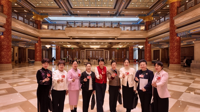 3月7日下午，十四屆全國人大四次會議北京市代表團舉行代表小組會議，審查計劃報告和草案、預(yù)算報告和草案。會后，全國人大代表，北京金象復(fù)星醫(yī)藥股份有限公司白塔寺藥店總藥劑師、執(zhí)業(yè)藥師張海鷗（左二）與部分代表仍在繼續(xù)討論。（記者蔣紅瑜 攝）