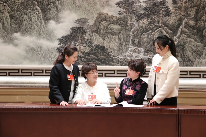 3月7日下午，十四屆全國人大四次會議北京市代表團舉行代表小組會議，審查計劃報告和草案、預(yù)算報告和草案。會后，北京市代表團部分女代表在三八婦女節(jié)來臨之際合影留念。（記者蔣紅瑜 攝）