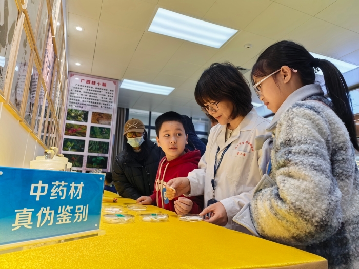 圖為檢驗人員為孩子們講解中藥材知識。（何正君 攝）