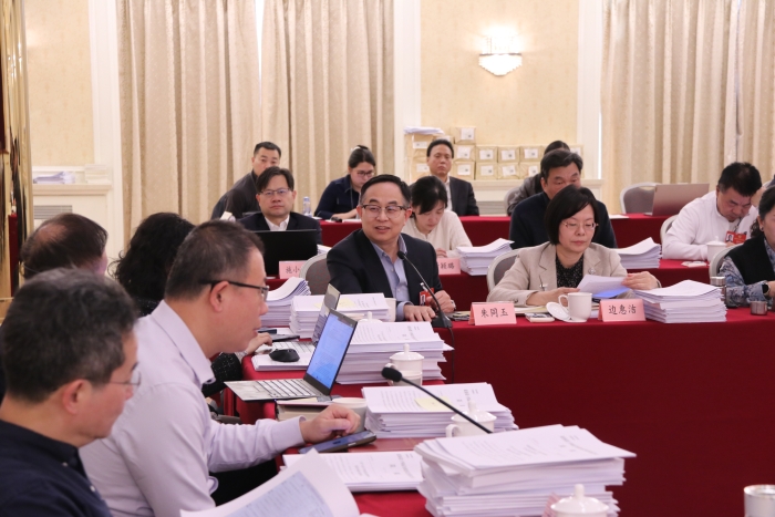 3月10日，全國政協(xié)十四屆四次會議舉行小組會議。圖為全國政協(xié)醫(yī)衛(wèi)界別部分委員在小組會議上發(fā)言。（記者李易真 攝）