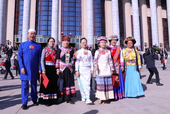 3月11日，全國政協(xié)十四屆四次會議在北京人民大會堂閉幕。這是閉幕會后，委員走出人民大會堂。（記者李易真 攝）