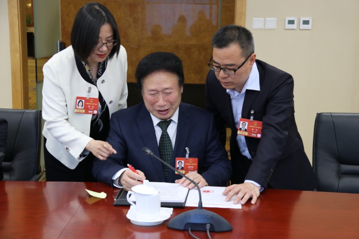 3月11日下午，十四屆全國人大四次會議四川省代表團舉行代表小組會議，審議關(guān)于政府工作報告、“十五五”規(guī)劃綱要、年度計劃、年度預(yù)算的四個決議草案。會后，全國人大代表、好醫(yī)生集團董事長耿福能與部分代表仍在熱烈討論。（記者蔣紅瑜 攝）