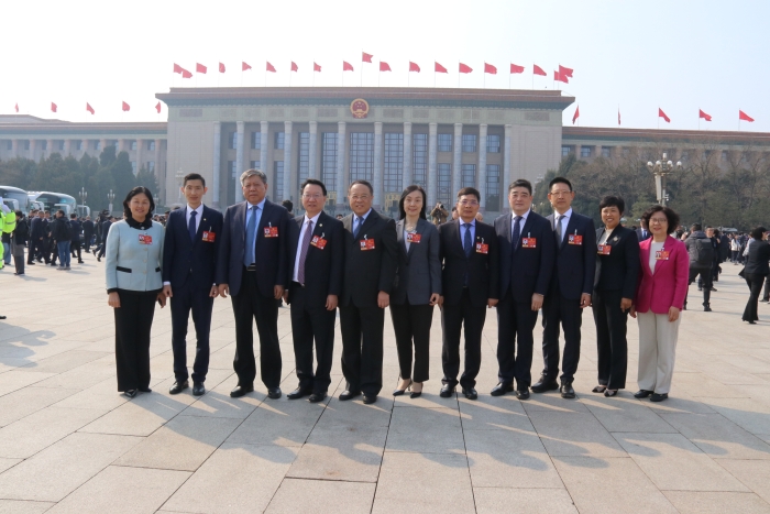 3月12日下午，十四屆全國人大四次會(huì)議在京閉幕。圖為全國人大代表、山東省眼科醫(yī)院院長史偉云（左五）和部分代表在步入會(huì)場前合影留念。（記者蔣紅瑜 攝）