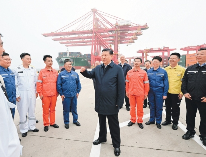 2024年5月22日至24日，中共中央總書記、國家主席、中央軍委主席習近平在山東考察。這是22日下午，習近平在日照港親切慰問港口科技工作者、運營人員、航運人員。新華社記者