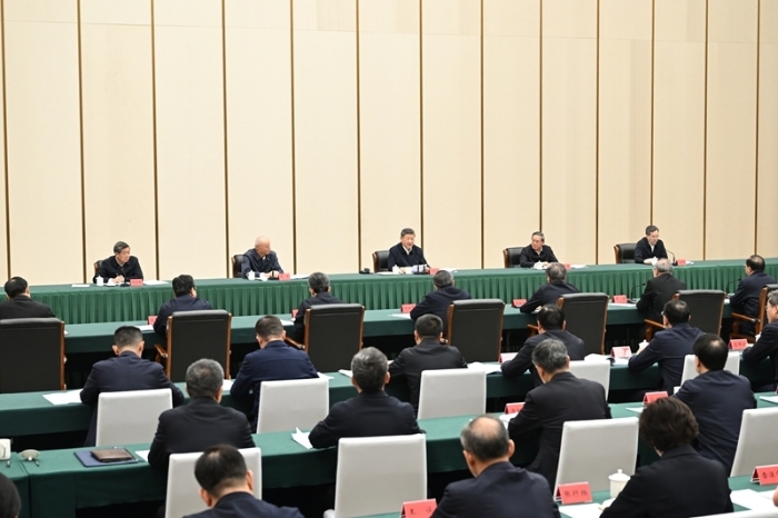 3月23日，中共中央總書記、國(guó)家主席、中央軍委主席習(xí)近平在河北雄安新區(qū)考察，并主持召開深入推進(jìn)雄安新區(qū)高質(zhì)量建設(shè)和發(fā)展座談會(huì)。這是23日下午，習(xí)近平主持召開深入推進(jìn)雄安新區(qū)高質(zhì)量建設(shè)和發(fā)展座談會(huì)并發(fā)表重要講話。新華社記者 謝環(huán)馳 攝