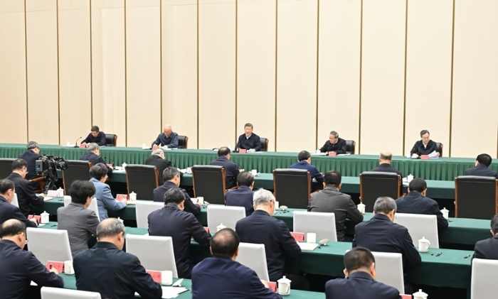 3月23日，中共中央總書記、國(guó)家主席、中央軍委主席習(xí)近平在河北雄安新區(qū)考察，并主持召開深入推進(jìn)雄安新區(qū)高質(zhì)量建設(shè)和發(fā)展座談會(huì)。這是23日下午，習(xí)近平主持召開深入推進(jìn)雄安新區(qū)高質(zhì)量建設(shè)和發(fā)展座談會(huì)并發(fā)表重要講話。新華社記者 燕雁 攝