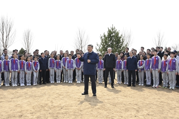 3月30日，黨和國家領(lǐng)導(dǎo)人習近平、李強、趙樂際、王滬寧、蔡奇、丁薛祥、李希等來到北京市昌平區(qū)百善鎮(zhèn)參加首都義務(wù)植樹活動。這是習近平同在場的干部群眾、少先隊員親切交談。新華社記者 謝環(huán)馳 攝