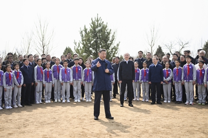 3月30日，黨和國家領(lǐng)導(dǎo)人習近平、李強、趙樂際、王滬寧、蔡奇、丁薛祥、李希等來到北京市昌平區(qū)百善鎮(zhèn)參加首都義務(wù)植樹活動。這是習近平同在場的干部群眾、少先隊員親切交談。新華社記者 燕雁 攝