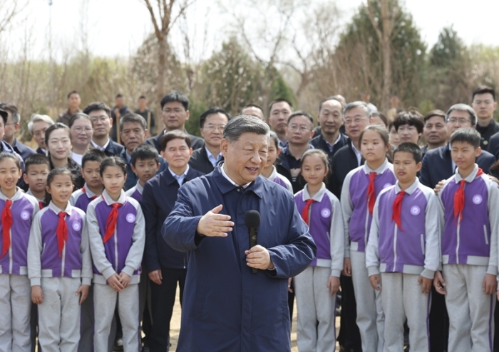 3月30日，黨和國家領(lǐng)導(dǎo)人習近平、李強、趙樂際、王滬寧、蔡奇、丁薛祥、李希等來到北京市昌平區(qū)百善鎮(zhèn)參加首都義務(wù)植樹活動。這是習近平同在場的干部群眾、少先隊員親切交談。新華社記者 黃敬文 攝