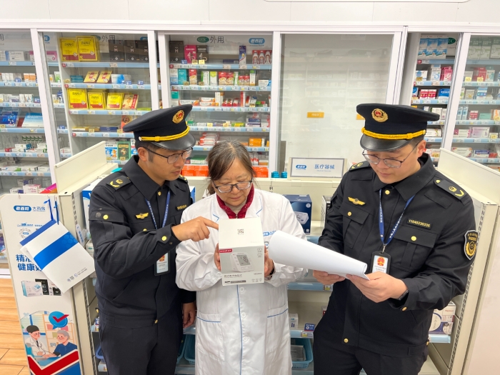 圖為該局執(zhí)法人員在一家藥店核查常用醫(yī)療器械外包裝上標(biāo)示的相關(guān)信息。（孫建新 攝）