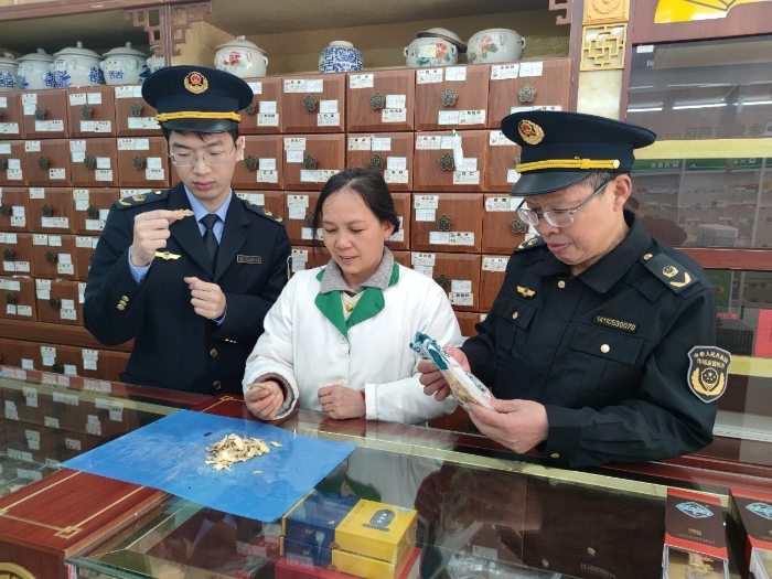 圖為該局執(zhí)法人員在零售藥店檢查中藥飲片儲存及質(zhì)量狀況。（鄢國卿 攝）