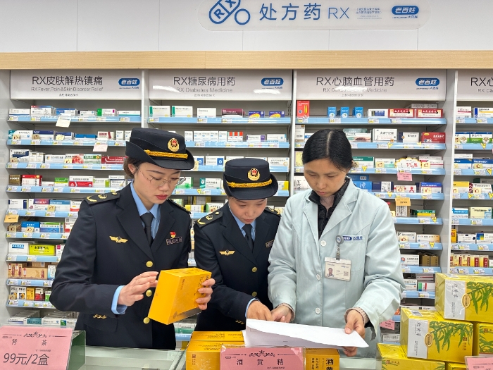 圖為4月2日，開封市順河回族區(qū)市場監(jiān)管局執(zhí)法人員在景區(qū)周邊藥店檢查藥品購進渠道。（韓吳琦 金碩 攝）