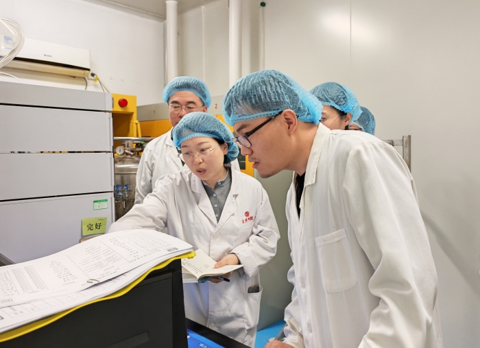 圖為第一檢查分局執(zhí)法人員對(duì)企業(yè)阿膠特征多肽的鑒別并檢查含量測(cè)定圖譜。（田松林 攝）