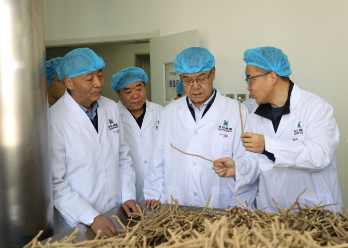 圖為調(diào)研組在一家中藥生產(chǎn)企業(yè)的前處理提取車間了解中藥注射劑智能化平臺建設(shè)情況。（楊喆 攝）