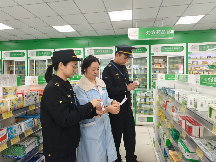 圖為該局執(zhí)法人員在一家藥店內(nèi)檢查相關(guān)抗過敏藥品。（李瑤 孫建新 攝）