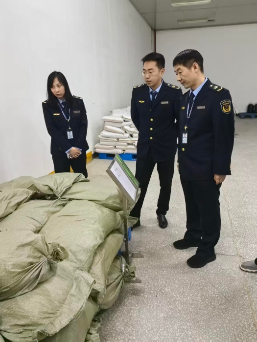 圖為第二監(jiān)管分局工作人員深入轄區(qū)醫(yī)藥企業(yè)開展產(chǎn)業(yè)發(fā)展指導(dǎo)幫扶