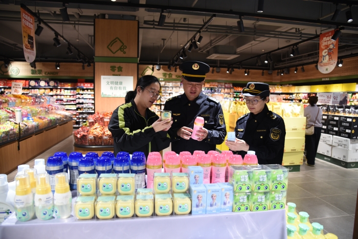圖為4月17日，執(zhí)法人員正在一家商超檢查兒童化妝品標識情況。（通訊員 韓吳琦）