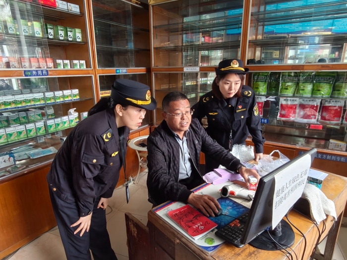 圖為4月22日，該局執(zhí)法人員在一家藥店通過核查處方的方式檢查執(zhí)業(yè)藥師是否存在“掛證”行為。（錢存 文光輝 攝）